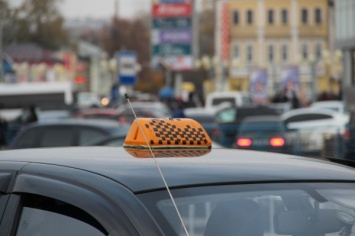 В Екатеринбурге водители спасли таксиста, уснувшего в горящей иномарке