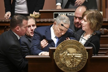 Губернатор штата Миннесота на 45-й минуте речи в Конгрессе упал в обморок