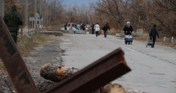 Со стороны боевиков в районе КПВВ "Станица Луганская" многотысячная очередь