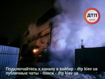 ЧП в Киеве на проспекте Бандеры: сгорело складское помещение. ФОТО
