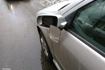 В Сумах патрульные разыскали водителя, который наехал на припаркованный легковой автомобиль и скрылся с места ДТП