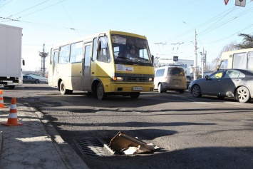 В Симферополе поломанную ливневку "починили" при помощи фанеры (ФОТО)