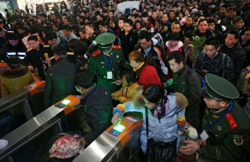 В Пекине на вокзале в очередях стоят тысячи китайцев, надеясь успеть домой на Новый год