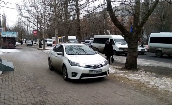 В Николаеве наглые водители сигналили пешеходам, требуя уступить им дорогу на тротуаре