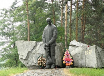 В ночь на среду осквернили польское военное кладбише в поселке Быковня под Киевом