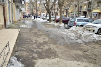 Улицы и тротуары Одессы остались покрыты льдом (ФОТО)
