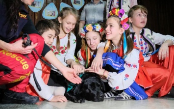 Павлоградские кинологи показали шоу детям из противотуберкулезного санатория (ФОТО)