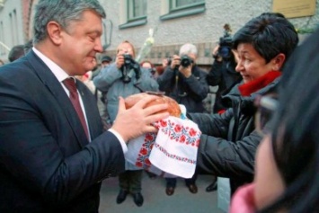 Херсонка в Финляндии испекла и вручила хлеб Президенту Украины (фото, видео)