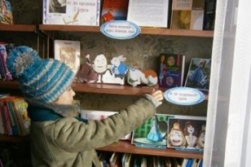 В библиотеках Добропольского района оформлены книжные выставки ко дню рождения Льюиса Кэрролла