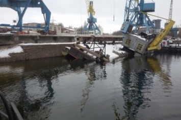 В Каменском пытаются решить проблему с тонущим плавкраном