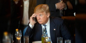 Трамп до сих пор пользуется старым незащищенным смартфоном