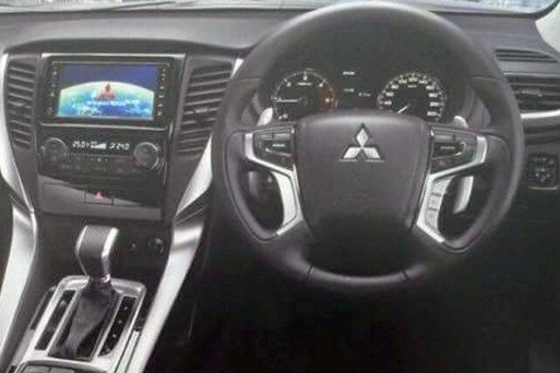 "Шпионы" показали различия в салоне нового Mitsubishi Pajero Sport и "донорского" L200
