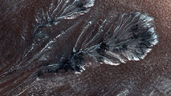 NASA показало снимки ледяных ущелий Марса