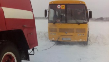 Спасатели выручили автобус с детьми, который 40 минут пробыл в "снежном плену"