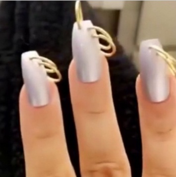 Ким Кардашян продемонстрировала пирсинг на ногтях