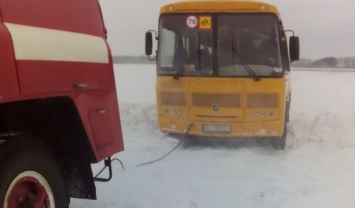 Школьный автобус попал в снежную ловушку на Харьковщине