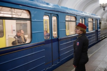 Женщина с ребенком угодила под поезд в московском метро