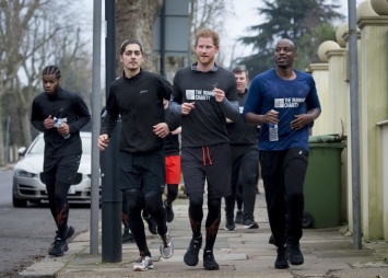 Принц Гарри принял участие в марафон с бездомными на улицах Лондона (ФОТО)