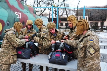 Одесские курсанты-десантники осваивают польские парашюты