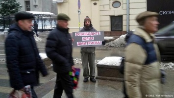 В Москве разогнаны пикеты в поддержку главы карельского "Мемориала"