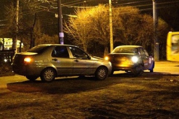 В Мариуполе на пр. Строителей сразу три автомобиля попали в аварию (ФОТО)