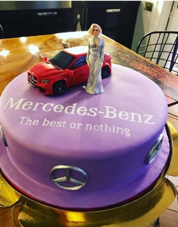 Полина Гагарина показала поклонникам подарок от Mercedes-Benz