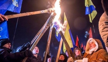 В Харькове в память о Героях Крут устроили факельное шествие (Фото, Видео)