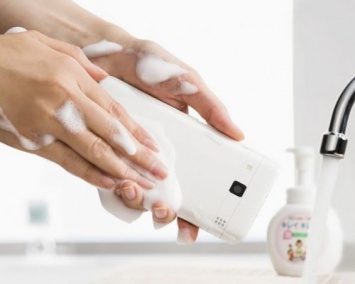В Японии изобрели смартфон, который можно мыть в горячей воде с мылом