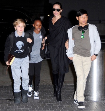 Джоли впервые вышла с детьми на прогулку по Малибу