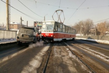 Утренний "дрифт". На Балашовском мосту трамвай развернуло поперек рельс (ФОТО)