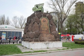 В Киеве снесут памятник-пушку на Арсенальной площади