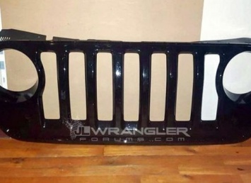 В Интернете опубликовано фото радиаторной решетки Jeep Wrangler