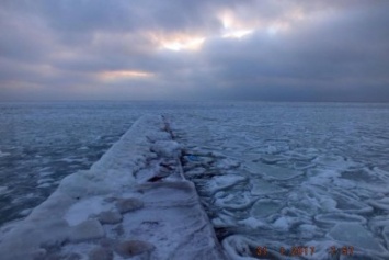 В замерзшем море одесситы нашли полыньи и купаются (ФОТО)