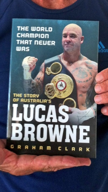Лукас Браун написал книгу о своем «чемпионстве»