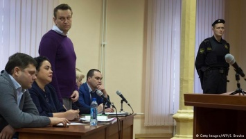 Судебные приставы доставили Навального в Киров