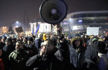 Тысячи протестующих собрались перед зданием правительства в Румынии