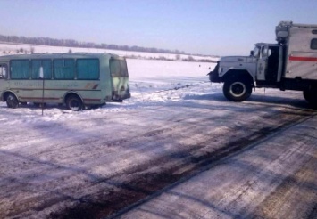 На Днепропетровщине школьный автобус слетел в водоем