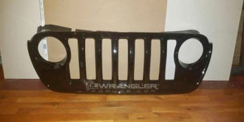 В сети рассекретили решетку радиатора нового Jeep Wrangler
