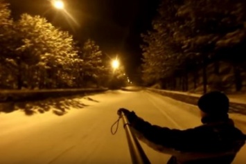 ВИДЕО: в Ялте народ крепил трос к автомобилю и ездил на ватрушках и лыжах с большой скоростью по ночным трассам