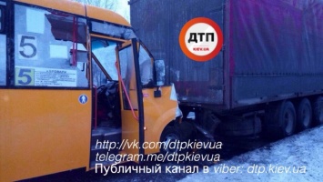 ДТП под Киевом в Броварах: маршрутка влетела под фуру. Пострадал водитель. ФОТО