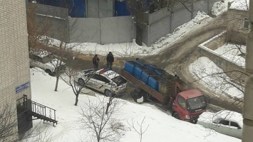 В Харькове беспилотный мусоровоз протаранил полицейскую машину