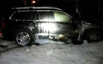 В центре Николаева по неизвестным причинам сгорел внедорожник Mercedes