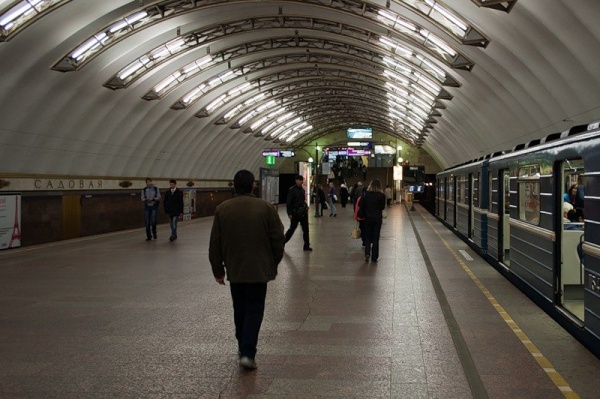 В Петербурге мужчина прыгнул под поезд на станции метро «Садовая»