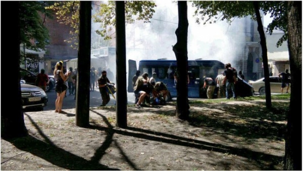 В Харькове неизвестные забросали офис Добкина камнями