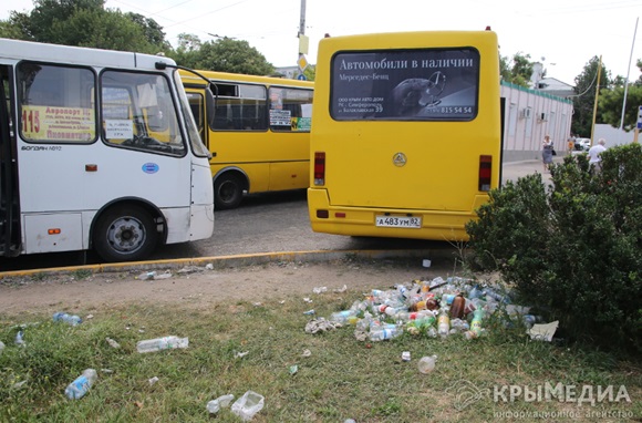 ФОТОФАКТ: Остановка возле аэропорта «Симферополь» завалена мусором