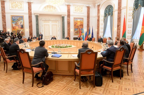 Переговоры в Минске не мешают боевикам нарушать перемирие