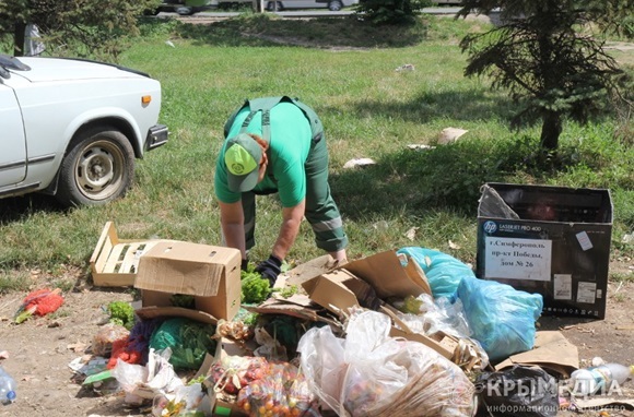 Спустя месяц симферопольский парк по-прежнему утопает в мусоре