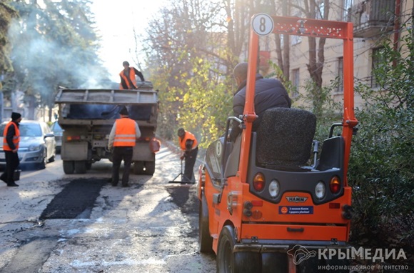 На выходных в Симферополе начнут ремонтировать дороги по «карте ям»