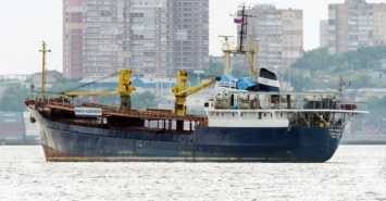 Неподалеку от Владивостока тонет «корабль - призрак»