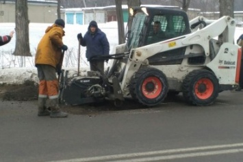 В Каменском ямы на дорогах латают "холодным асфальтом"